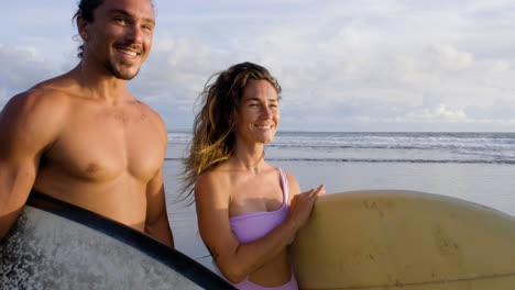 pareja joven con tablas de surf