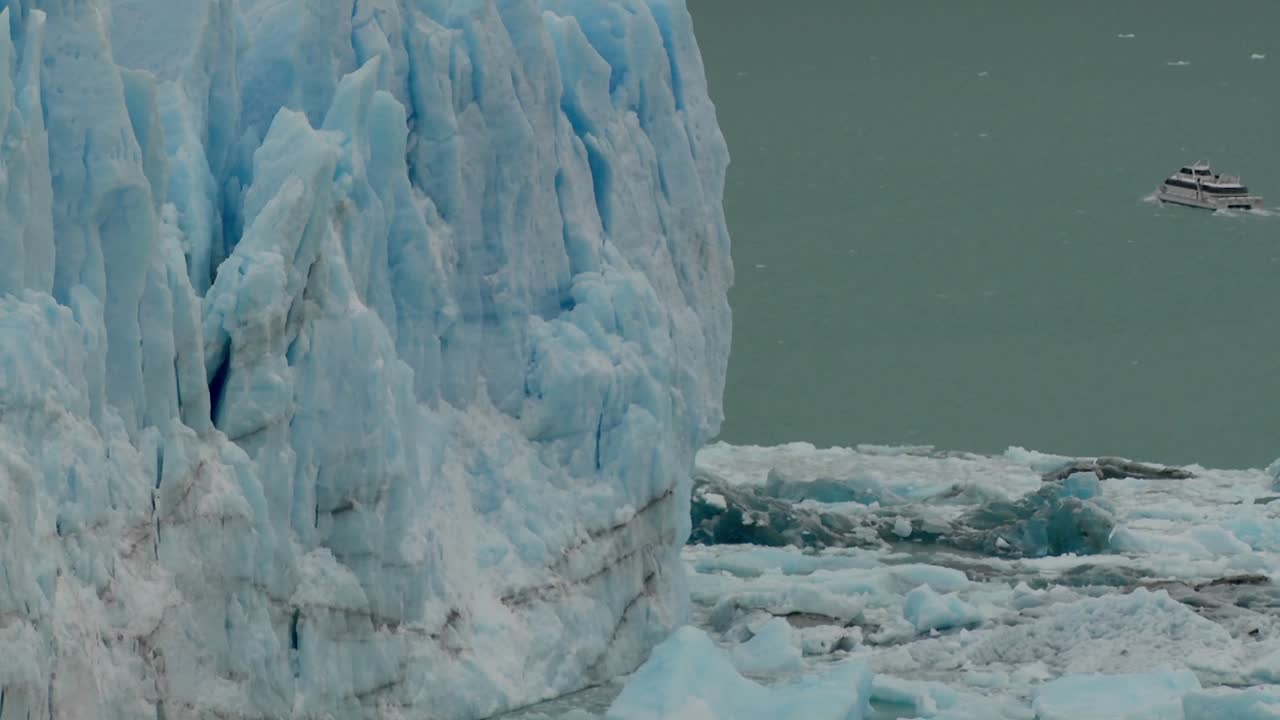 un barco se sienta cerca del lado de un glaciar gigante en la patagonia argentina 2