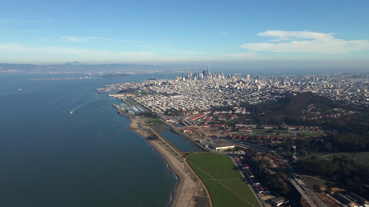 вид с беспилотника на приближающийся мегаполис сан-франциско в солнечной калифорнии