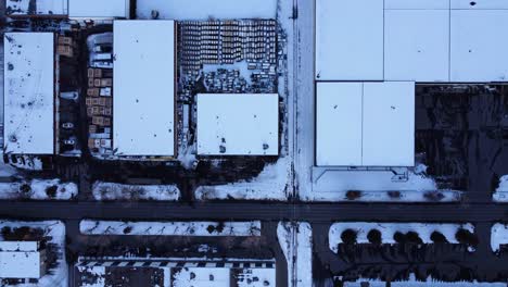 una vista aérea de invierno mirando hacia abajo en el distrito del almacén