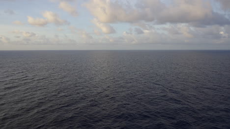 Cámara-Lenta-Del-Océano-Atlántico-Con-Nubes-En-El-Horizonte.