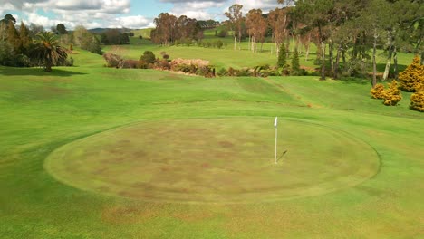 campo de golf bandera ondeando al viento en verde