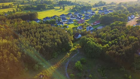 Luftaufnahme-Eines-Dorfes-Mit-Häusern,-Wohndrohne,-Oben,-Ansicht-Eines-Immobilienmaklers-Mit-Blauem-Sommerhimmel