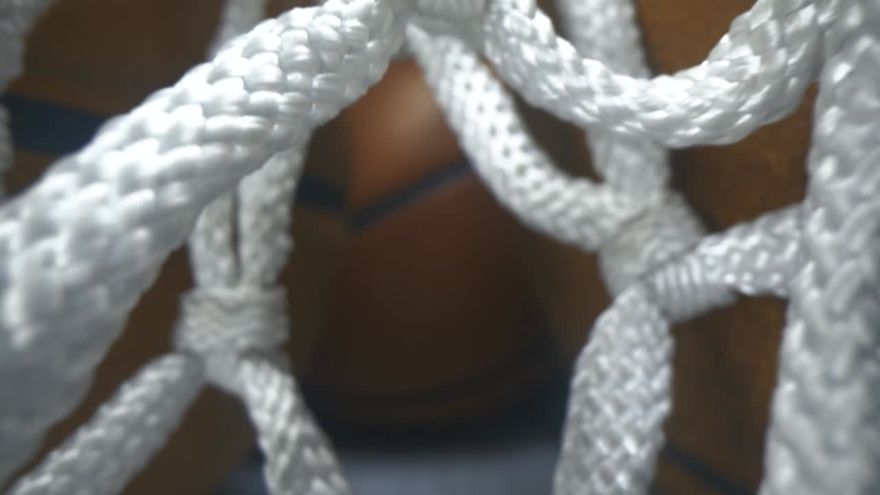 уникальный вид на баскетбол через баскетбольную сетку, созданный с помощью зондового объектива