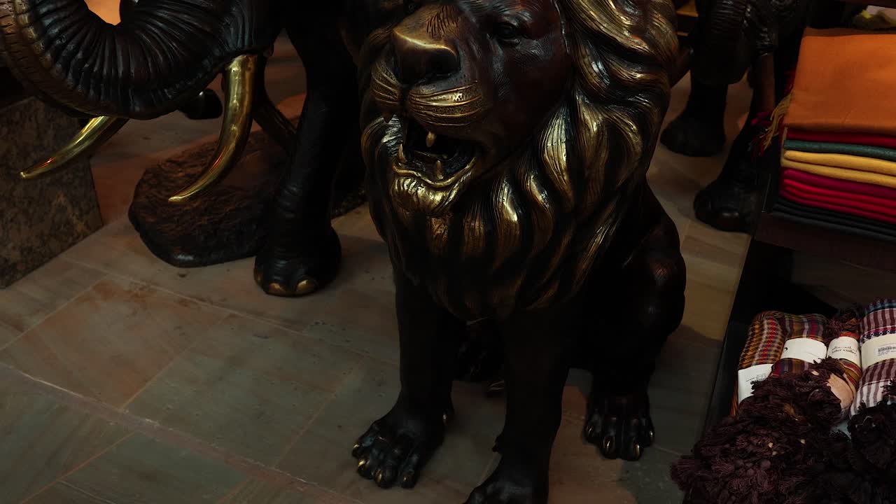 두바이에서 사자와 코끼리 동상이 전시됩니다.