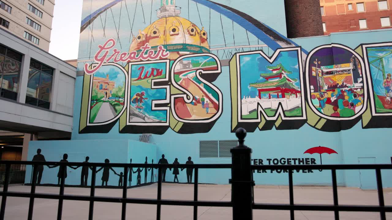 더 큰 데스 모인스, 아이오와 데스 모인스 시내의 벽화와  ⁇ 바일 비디오가  ⁇ 으로  ⁇ 고 있습니다.