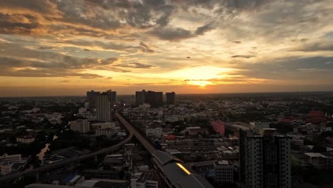 Zeitraffer-Eines-Wunderschönen-Sonnenuntergangs-In-Bangkok,-Thailand