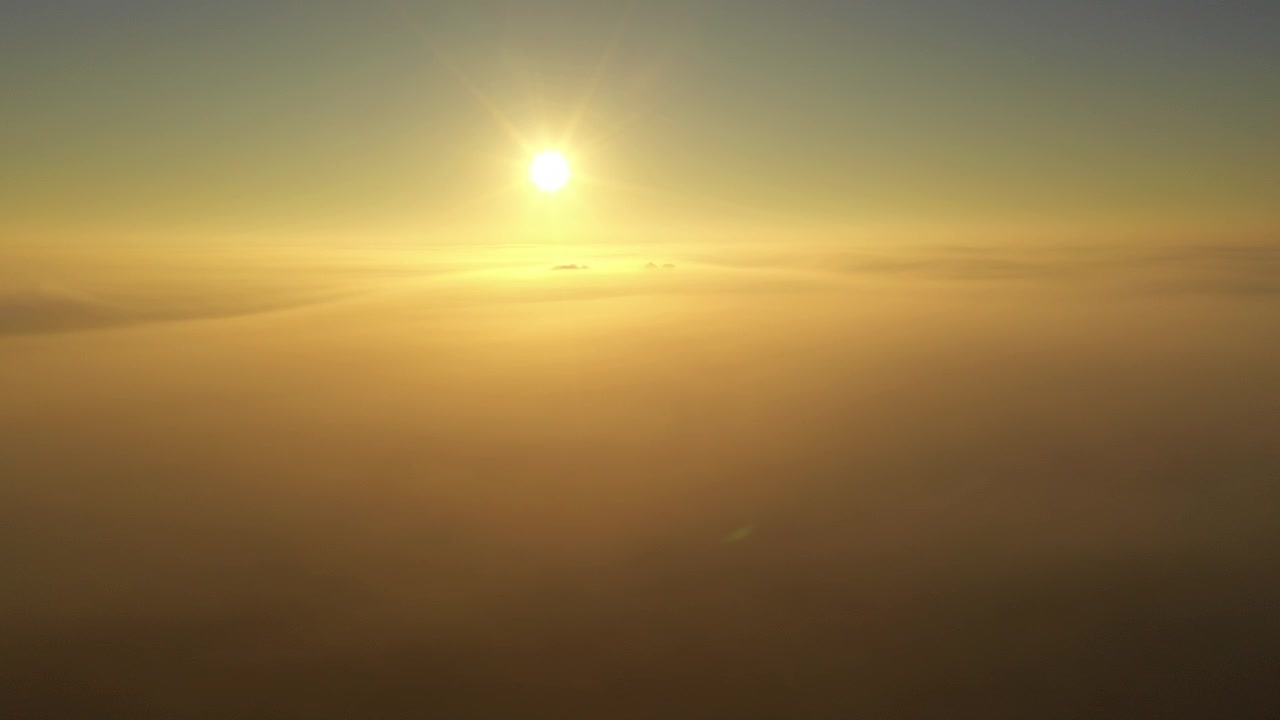 Flyver over skyerne. Luftfoto fra drone.