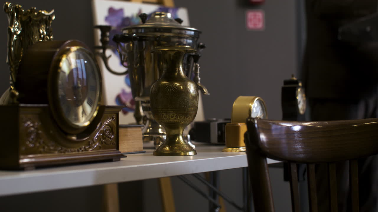 테이블 위 에 있는 골동품