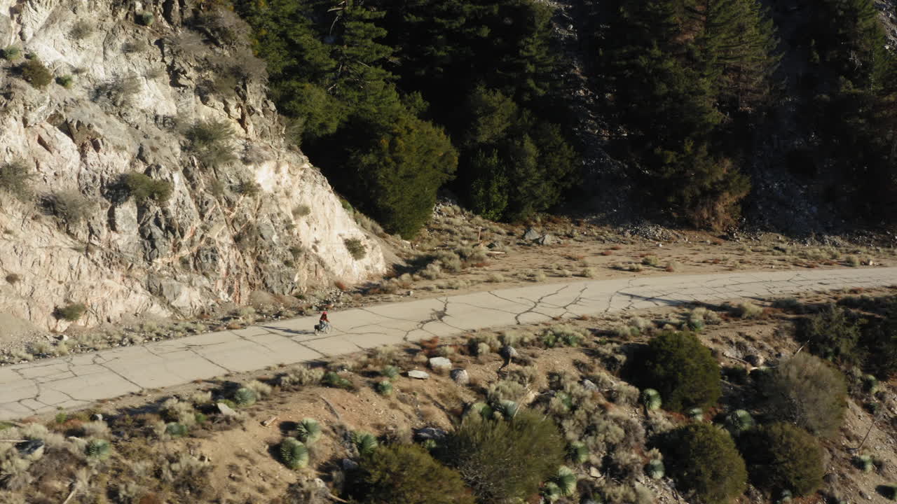 ciclista solo montando bicicleta en las montañas de san gabriel, califonria, vista aérea