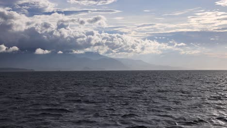 Una-Vista-Pacífica-Del-Horizonte-Sobre-El-Océano-Abierto