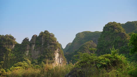 montanhas ensolaradas e verdes em ninh bình