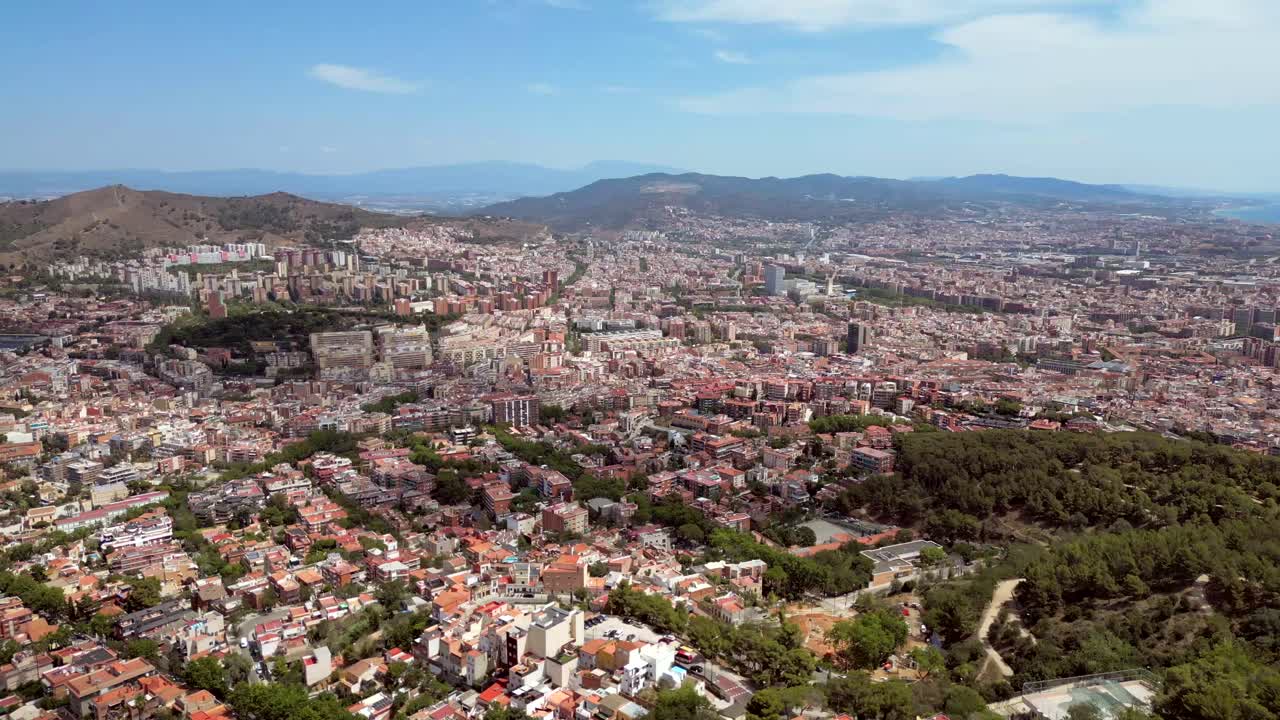 Vista aérea de drone panorâmica do horizonte de Barcelona e uma vasta comunidade catalã com os Pirenéus ao fundo.