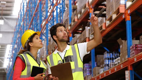 Warehouse-workers-working-together-