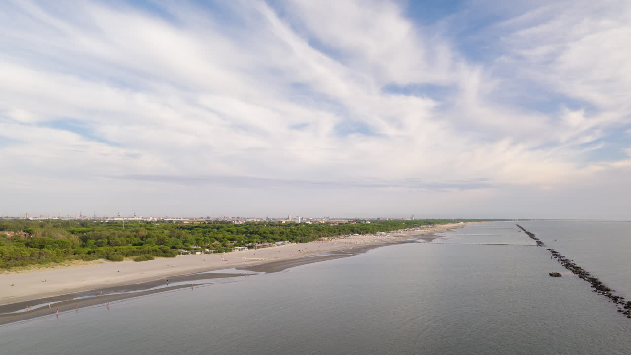 vista de avión no tripulado de la playa de arena