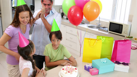 Familia-Feliz-Celebrando-Un-Cumpleaños-Juntos