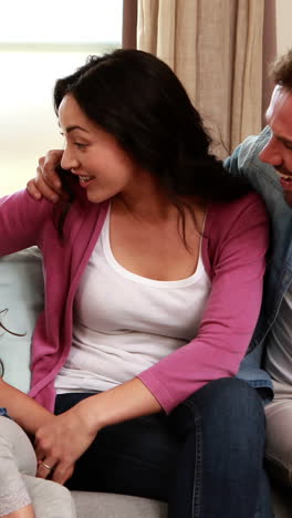 familia feliz hablando en el sofá