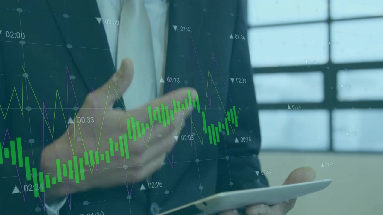 Uomo che tocca un tablet bianco, spostando candele verdi e grafici a linee che si aggiornano mentre studia finanza.