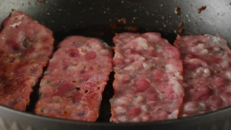 freír tocino en una sartén