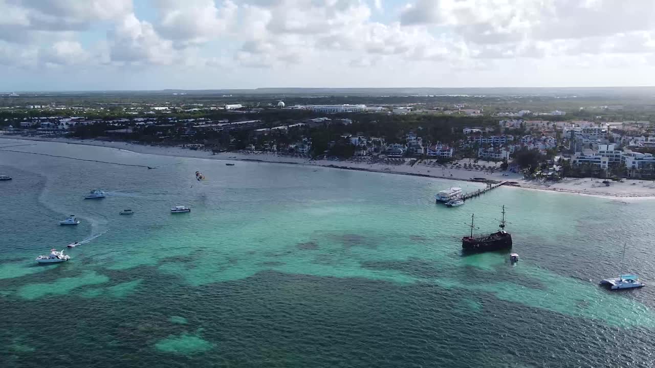 바다 해변의 놀라운 공중 드론 이미지