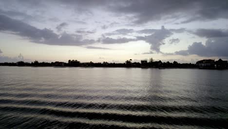 El-Dramático-Cielo-Crepuscular-Sobre-La-Playa