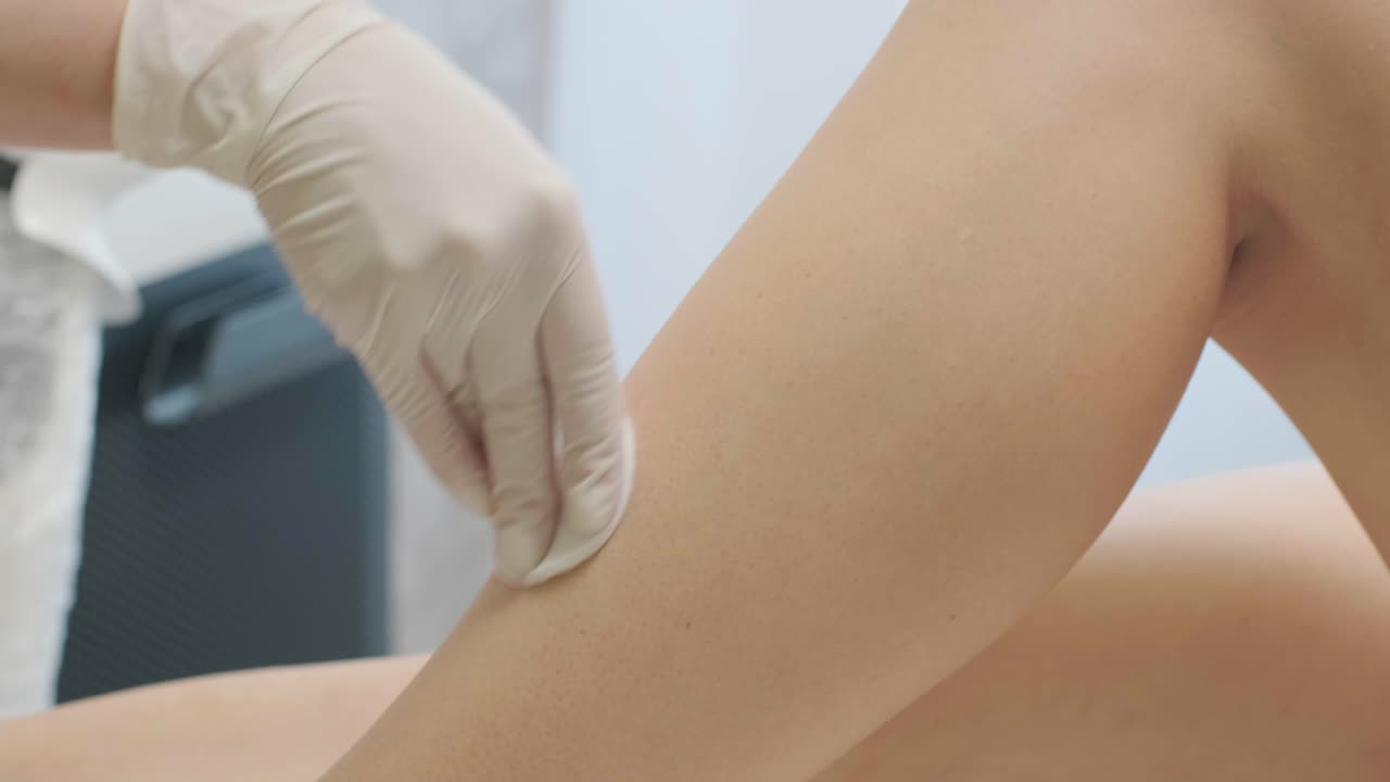 depilación láser - procedimiento de depilación. flash de depilación láser de diodo, esteticista elimina el pelo en hermosas piernas femeninas, depilación para piel lisa, procedimiento láser en un estudio de belleza o clínica, tratamiento de depilación para el cuidado del cuerpo.