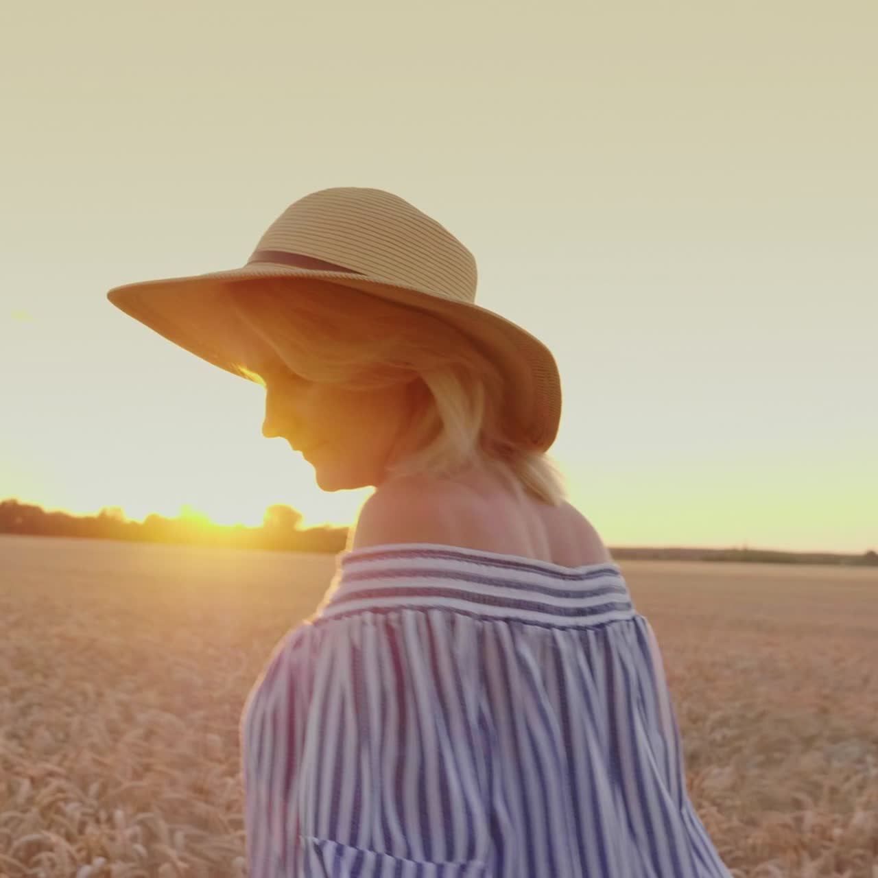 la mano de una mujer sostiene la mano de un hombre que conduce a un campo de trigo 1