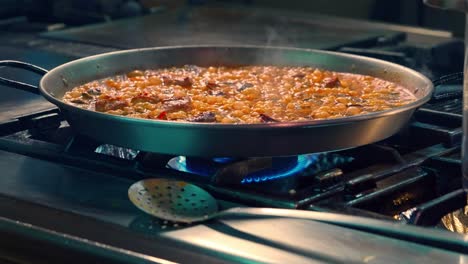 paella con ebullición en la cocina del restaurante español