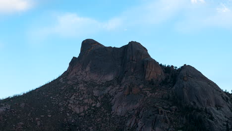 Timelapse-Zoom-Out-De-La-Icónica-Roca-De-Oveja-En-El-Bosque-Nacional-De-San-Isabel