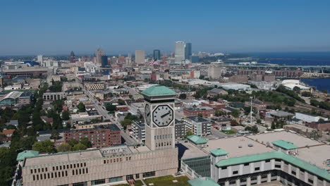 Toma-De-Drone-De-La-Torre-Del-Reloj-En-Las-Afueras-Del-Centro-De-Milwaukee,-Wisconsin.