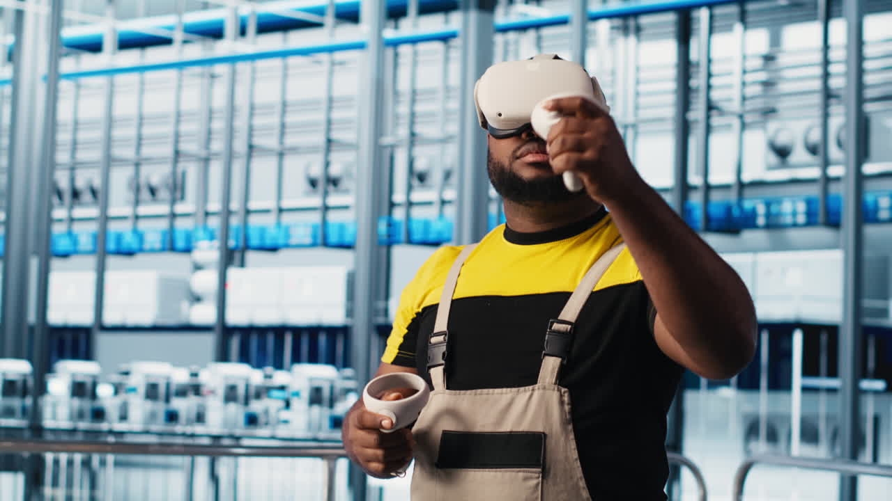 Ingegnere che utilizza la tecnologia della realtà virtuale in un impianto fotovoltaico dell'industria 4.0.