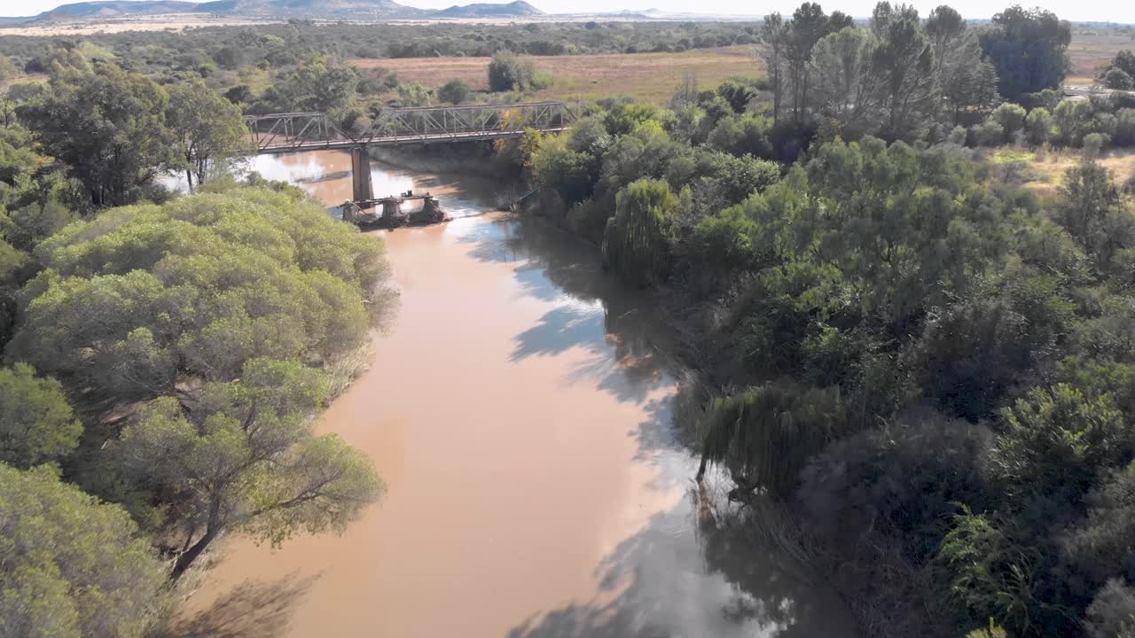 vista aérea de pájaros volando sobre un río siguiendo el flujo de un río