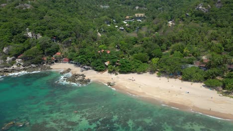 Un-Dron-De-Empuje-Lento-Revela-Una-Impresionante-Playa-Tropical-En-Tailandia