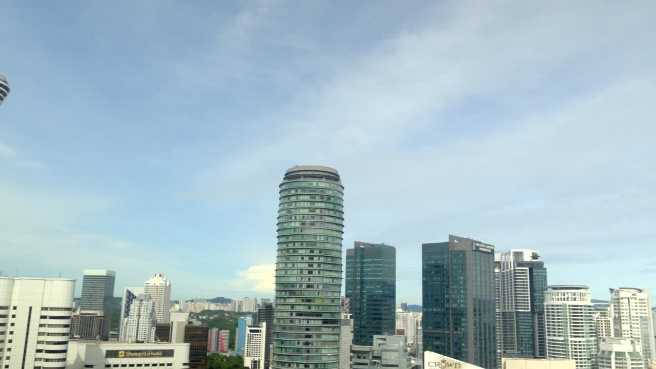 Vista do hotel da Torre KL para as Torres Gêmeas Petronas em Kuala Lumpur, Malásia, com panorâmica do Soho Suites