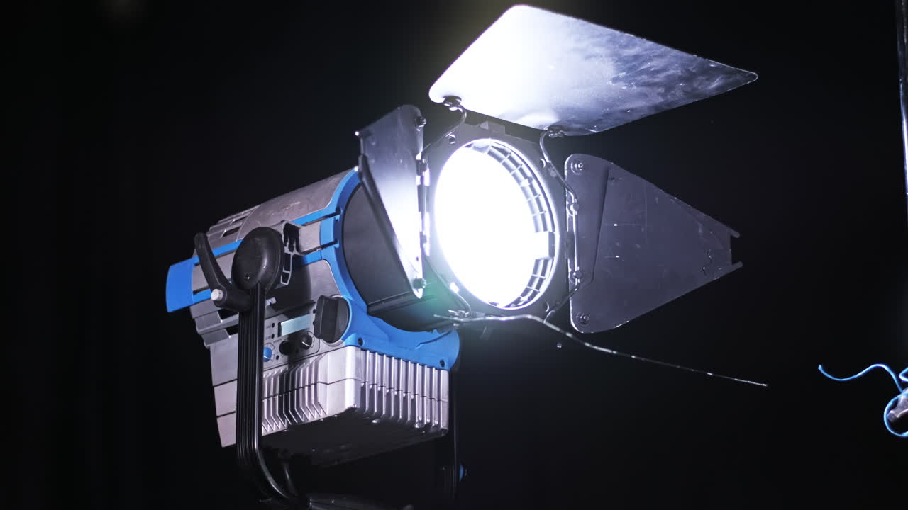 Apparecchiature di illuminazione professionale sul set del film