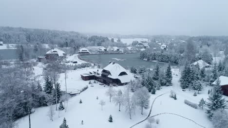 Vista-Aérea-Del-Invierno-En-El-Pueblo-Del-Campo-Báltico