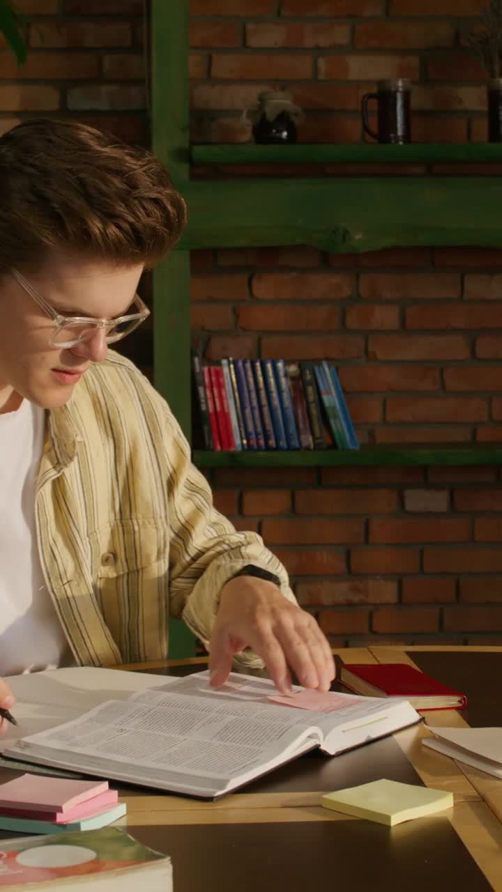 joven estudiando en casa