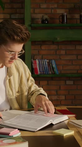 joven estudiando en casa