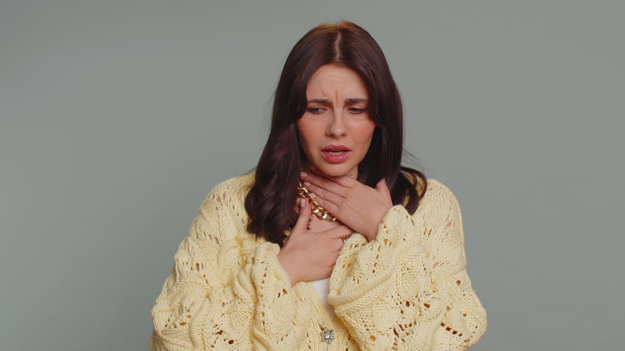 нездоровая женщина кашель, прикрытие рта рукой, чувство тошноты, симптомы аллергии или вирусной инфекции