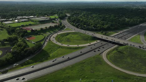 Cars-Driving-Through-The-Interstate-65-Highway-Near-The-John-Overton-High-School-And-Franklin-Road-Academy-In-Nashville,-Tennessee,-USA