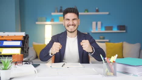 joven empresario mirando a la cámara sorprendido y regocijándose.