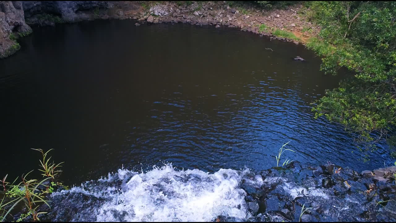 폭포 위의 공중 촬영