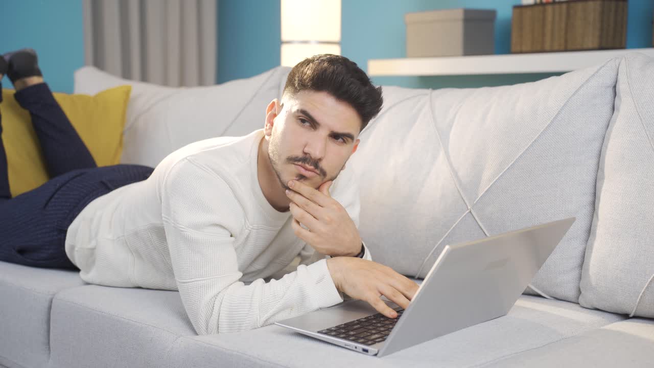 un adolescente comentando lo que lee en internet.