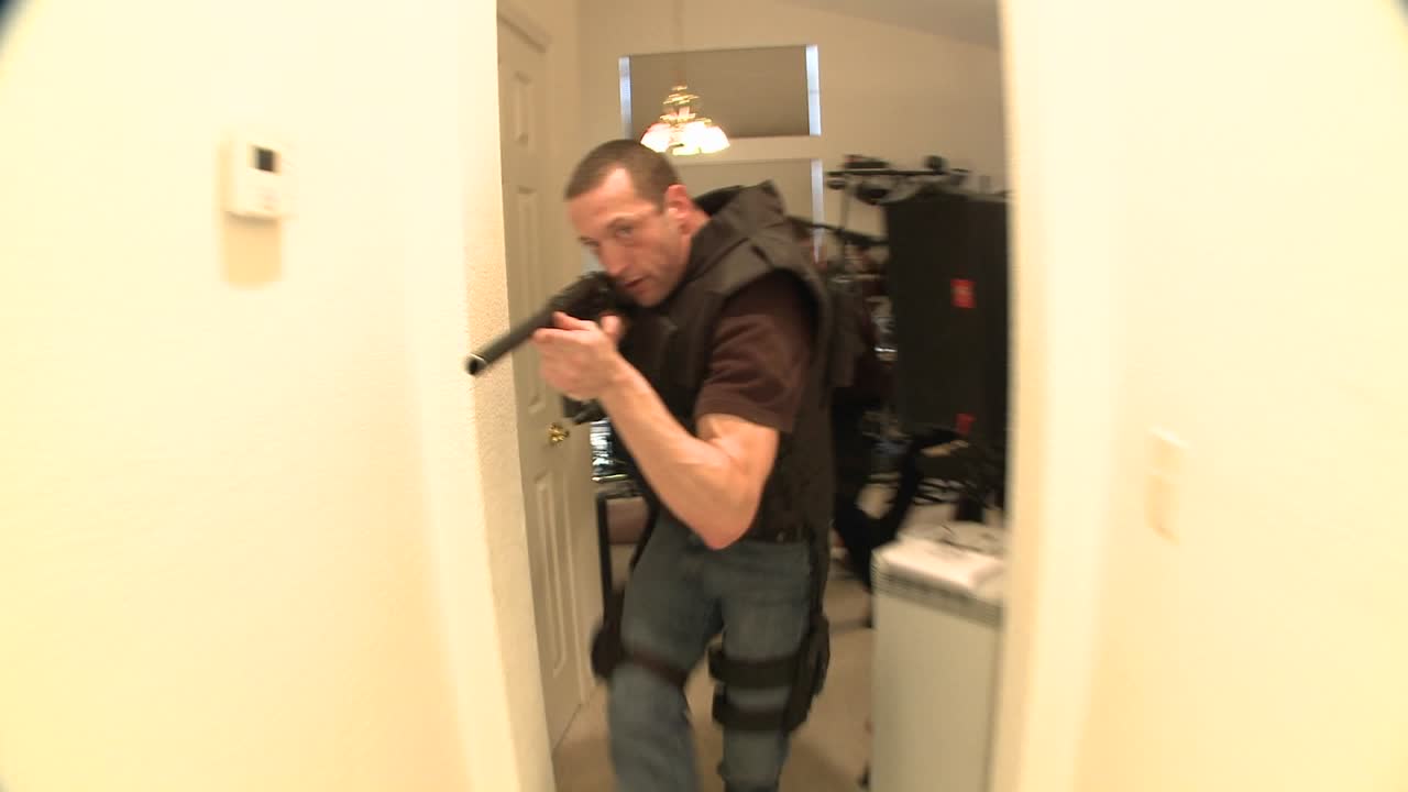 un equipo swat con oficiales de la dea despeja una casa durante una redada antidrogas