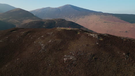 Excursionistas-En-La-Cima-De-Una-Colina-Con-Colores-De-Invierno-En-El-Distrito-De-Los-Lagos-Ingleses-Uk