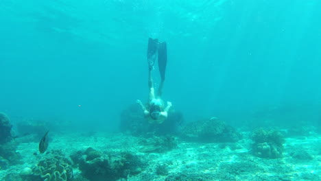 mujer nadando en el océano