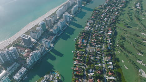 Blick-Aus-Der-Vogelperspektive-Auf-Die-Luxuriöse-Wohngegend-Mit-Hohen-Wohngebäuden-Und-Einfamilienhäusern.-Miami,-USA