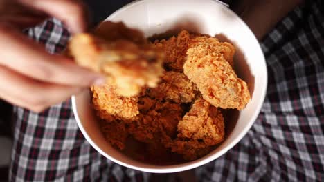 persona que come pollo frito