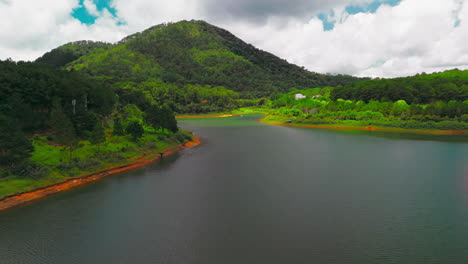 paisaje de lago de montaña