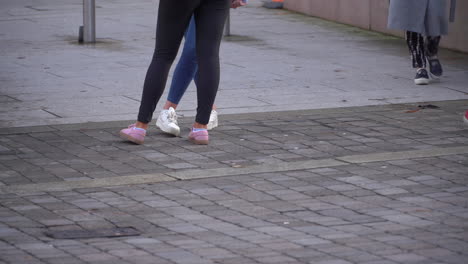 estudiantes universitarios caminando fuera de los edificios del campus, anónimos